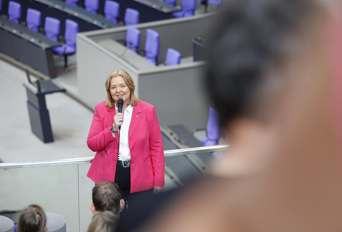 Bas, Bärbel Vor 75 Jahren, am 23. Mai 1949, wurde das Grundgesetz für die Bundesrepublik Deutschland verkündet. Der Deutsche Bundestag beteiligt sich am Demokratiefest der Bundesregierung und öffnet vom 24. bis 26. Mai das Reichstagsgebäude und das Paul-Löbe-Haus für Interessierte. ; Bundestagspräsidentin Bärbel Bas, SPD, MdB, hält einen Kurzvortrag vor Besucherinnen und Besuchern auf der Tribüne im Plenarsaal im Rahmen des Rundgangs durch das Reichstagsgebäude.