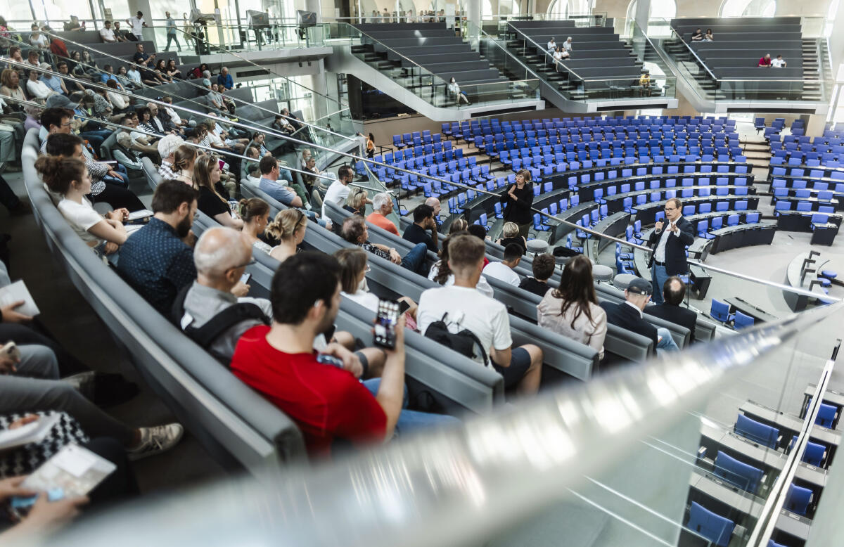 Müller, Michael Vor 75 Jahren, am 23. Mai 1949, wurde das Grundgesetz für die Bundesrepublik Deutschland verkündet. Der Deutsche Bundestag beteiligt sich am Demokratiefest der Bundesregierung und öffnet vom 24. bis 26. Mai das Reichstagsgebäude und das Paul-Löbe-Haus für Interessierte. ; Eines der Angebote der Veranstaltung ist ein Kurzvortrag des Abgeordneten und Vorsitzenden der Enquete-Kommission" Lehren aus Afghanistan für das künftige vernetzte Engagement Deutschlands", Michael Müller, SPD, MdB, im Plenarsaal im Reichstagsgebäude.