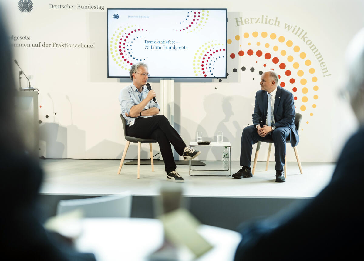 Papendieck, Mathias Vor 75 Jahren, am 23. Mai 1949, wurde das Grundgesetz für die Bundesrepublik Deutschland verkündet. Der Deutsche Bundestag beteiligt sich am Demokratiefest der Bundesregierung und öffnet vom 24. bis 26. Mai das Reichstagsgebäude und das Paul-Löbe-Haus für Interessierte. ; Eines der Angebote der Veranstaltung ist ein Gespräch mit dem Abgeordneten Mathias Papendieck, SPD, MdB, im Reichstagsgebäude.