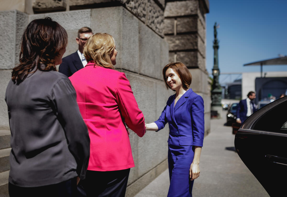 Bundestagspräsidentin Bärbel Bas, SPD, MdB, empfängt die Staatspräsidentin der Republik Moldau, Maia Sandu (im Bild), zu einem Gespräch. Hier während der Begrüßung. Bundestagspräsidentin Bärbel Bas, SPD, MdB, empfängt die Staatspräsidentin der Republik Moldau, Maia Sandu (im Bild), zu einem Gespräch. Hier während der Begrüßung.