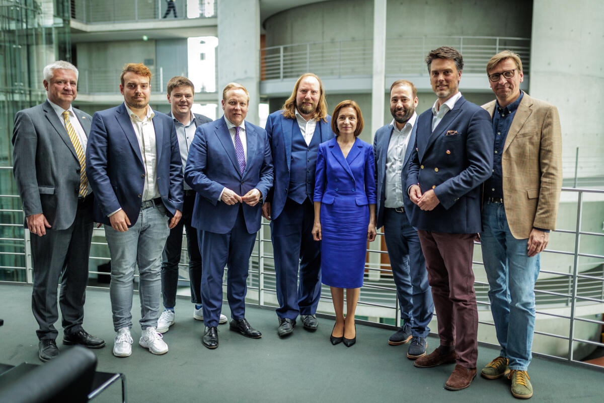 Hofreiter, Anton; Sandu, Maia Ausschuss für die Angelegenheiten der Europäischen Union empfängt Maia Sandu, Präsidentin der Republik Moldau, (4. von rechts), zu einem Gespräch. Ausschussvorsitzender Dr. Anton Hofreiter, Bündnis 90/Die Grünen, MdB, (5. von rechts),sowie weitere Mitglieder des Ausschusses, empfängt Maia Sandu vor Beginn der Ausschusssitzung.