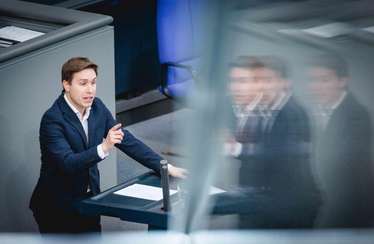 Esra Limbacher, SPD, MdB, hält eine Rede zum Tagesordnungspunkt 28 "Kommission zu Wirtschaftsbeziehungen mit China" der 170. Plenarsitzung im Plenum. Limbacher, Esra Esra Limbacher, SPD, MdB, hält eine Rede zum Tagesordnungspunkt 28 "Kommission zu Wirtschaftsbeziehungen mit China" der 170. Plenarsitzung im Plenum.