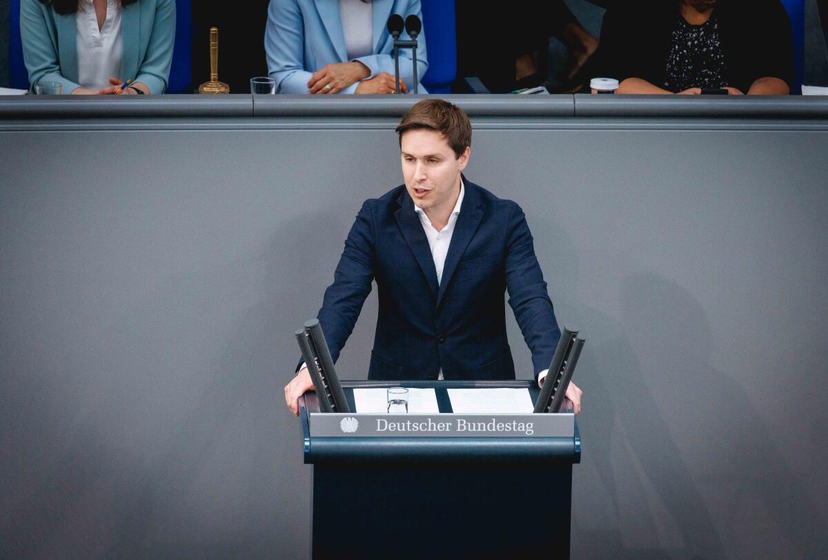 Esra Limbacher, SPD, MdB, hält eine Rede zum Tagesordnungspunkt 28 "Kommission zu Wirtschaftsbeziehungen mit China" der 170. Plenarsitzung im Plenum. Limbacher, Esra Esra Limbacher, SPD, MdB, hält eine Rede zum Tagesordnungspunkt 28 "Kommission zu Wirtschaftsbeziehungen mit China" der 170. Plenarsitzung im Plenum.
