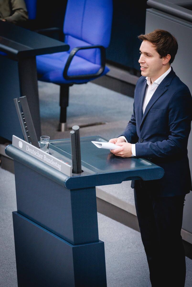 Esra Limbacher, SPD, MdB, hält eine Rede zum Tagesordnungspunkt 28 "Kommission zu Wirtschaftsbeziehungen mit China" der 170. Plenarsitzung im Plenum. Limbacher, Esra Esra Limbacher, SPD, MdB, hält eine Rede zum Tagesordnungspunkt 28 "Kommission zu Wirtschaftsbeziehungen mit China" der 170. Plenarsitzung im Plenum.