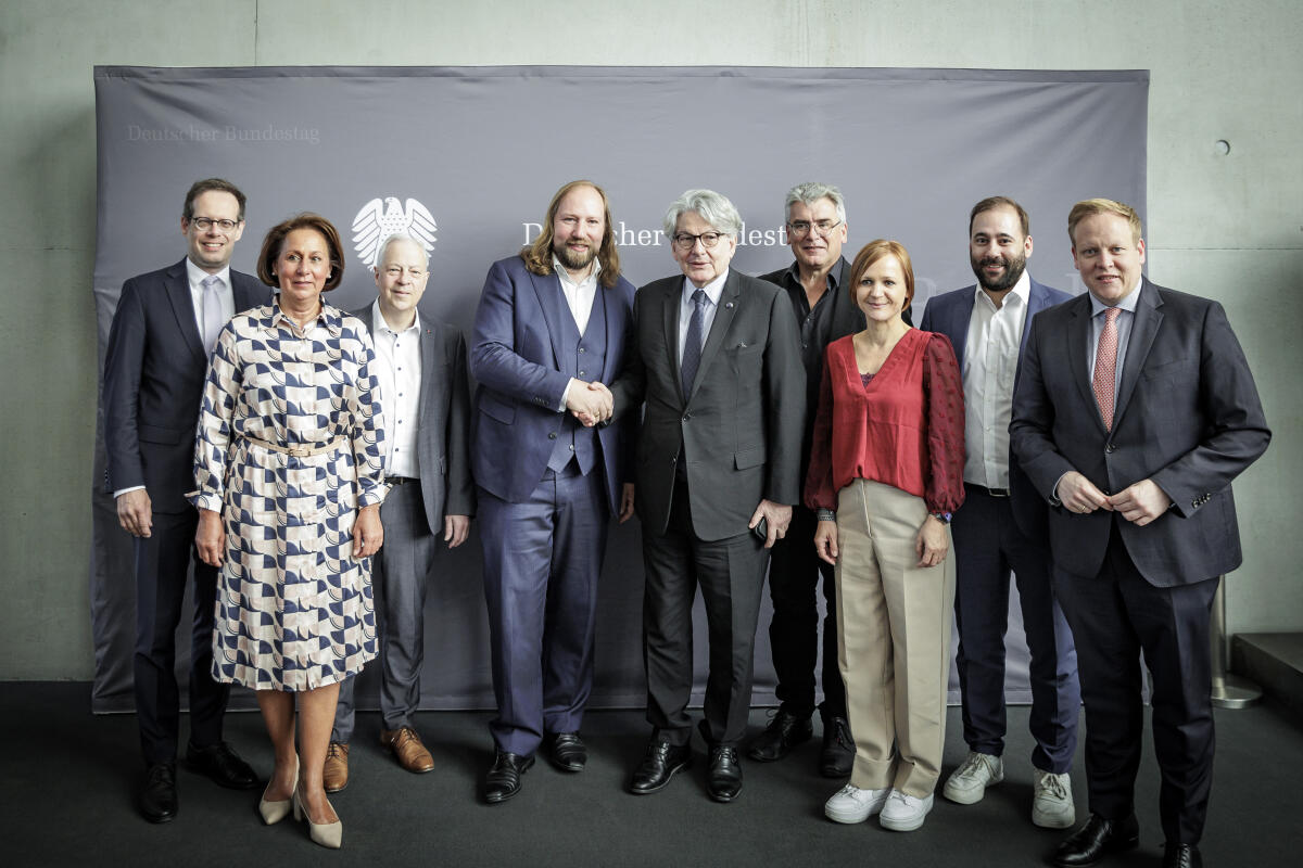 Hofreiter, Anton; Breton, Thierry Ausschuss für die Angelegenheit der Europäischen Union empfängt EU-Kommissar für Binnenmarkt und Dienstleistungen, Thierry Breton, (5. von links), zum Gespräch. Ausschussvorsitzender Dr. Anton Hofreiter, Bündnis 90/Die Grünen, MdB, (4. von links), sowie weitere Mitglieder des Ausschusses, begrüßen Thierry Breton vor Beginn der Ausschusssitzung.