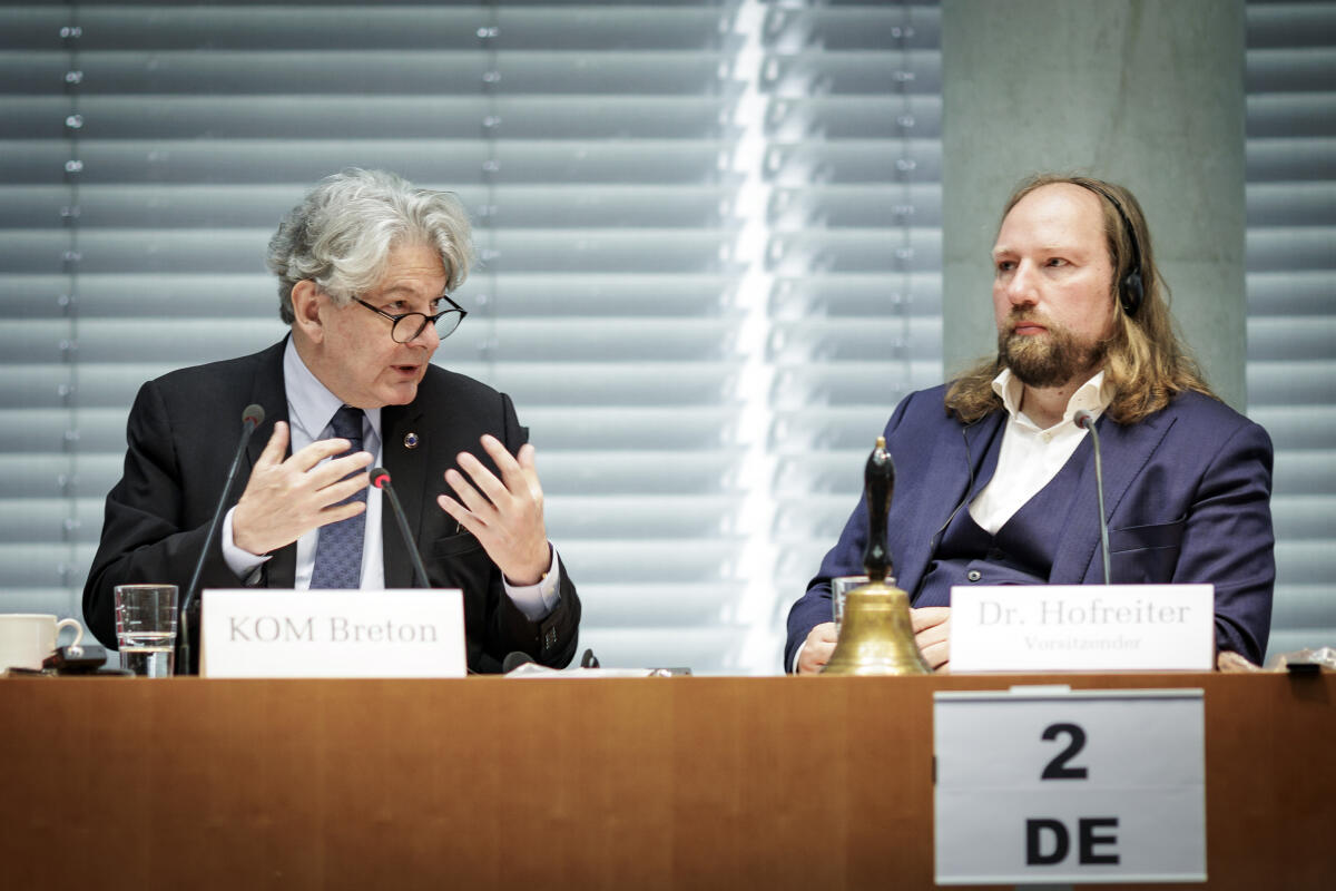 Ausschuss für die Angelegenheit der Europäischen Union empfängt EU-Kommissar für Binnenmarkt und Dienstleistungen, Thierry Breton, (links), zum Gespräch. Ausschussvorsitzender Dr. Anton Hofreiter, Bündnis 90/Die Grünen, MdB, (rechts), im Gespräch mit Thierry Breton während der Ausschusssitzung. Hofreiter, Anton; Breton, Thierry Ausschuss für die Angelegenheit der Europäischen Union empfängt EU-Kommissar für Binnenmarkt und Dienstleistungen, Thierry Breton, (links), zum Gespräch. Ausschussvorsitzender Dr. Anton Hofreiter, Bündnis 90/Die Grünen, MdB, (rechts), im Gespräch mit Thierry Breton während der Ausschusssitzung.