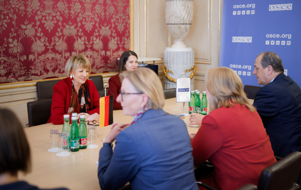  Bundestagspräsidentin Bärbel Bas, SPD, MdB, reist nach Wien (Österreich). Hier im Gespräch mit der Generalsekretärin der Organisation für Sicherheit und Zusammenarbeit in Europa (OSZE), Helga Schmid (l).