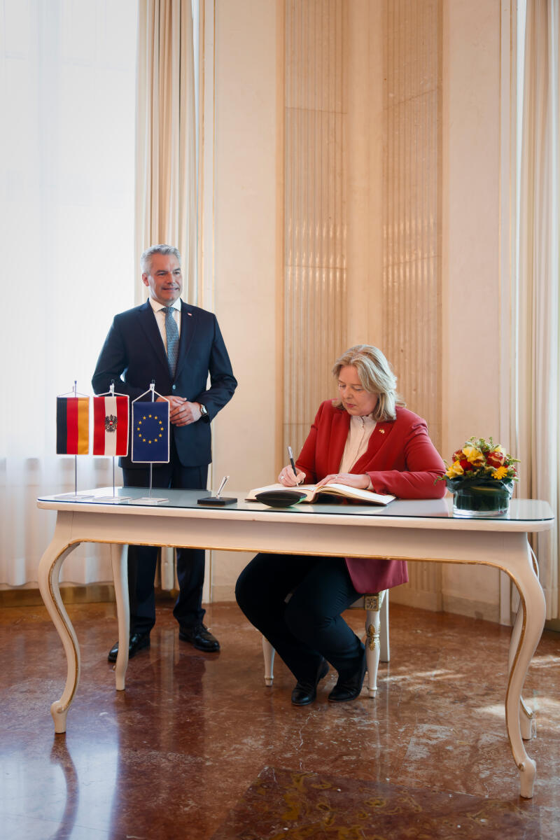Bas, Bärbel Bundestagspräsidentin Bärbel Bas (r), SPD, MdB, reist nach Wien (Österreich). Hier beim Eintrag ins Gästebuch mit dem Bundeskanzler der Republik Österreich, Karl Nehammer (l).