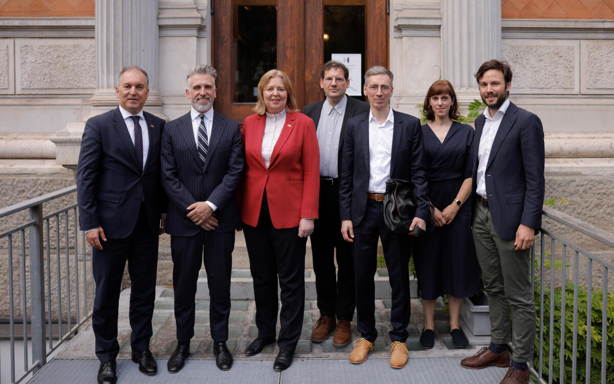Bas, Bärbel Bundestagspräsidentin Bärbel Bas (3vl), SPD, MdB, reist nach Wien (Österreich). Hier Gruppenfoto mit dem Botschafter der Bundesrepublik Deutschland in der Republik Österreich, Vito Cecere (l), mit Repräsentanten politischer Stiftungen.