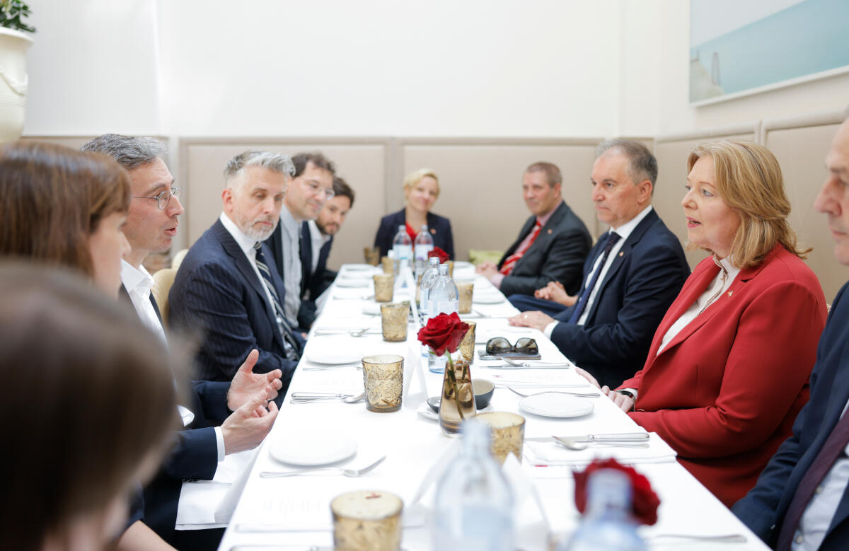 Bas, Bärbel Bundestagspräsidentin Bärbel Bas, SPD, MdB, reist nach Wien (Österreich). Hier Mittagessen,
gegeben vom Botschafter der Bundesrepublik Deutschland in der Republik Österreich, Vito Cecere, mit den Repräsentanten der politischen Stiftungen.