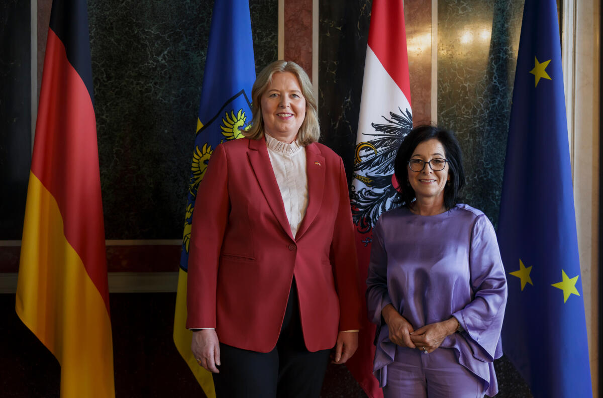Bas, Bärbel Bundestagspräsidentin Bärbel Bas (l), SPD, MdB, reist nach Wien (Österreich). Hier während der Begrüßung durch die Präsidentin des Bundesrates der Republik Österreich, Margit Göll (r).