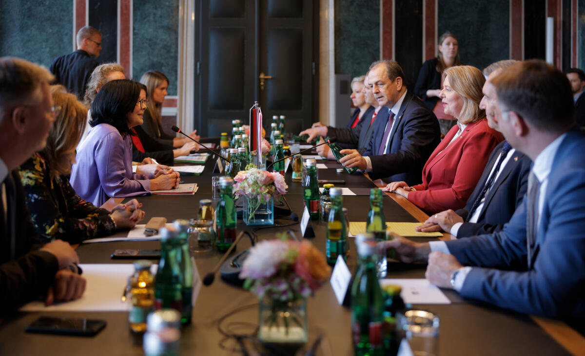 Bas, Bärbel Bundestagspräsidentin Bärbel Bas (3vr), SPD, MdB, reist nach Wien (Österreich). Hier während des Gesprächs mit der Präsidentin des Bundesrates der Republik Österreich, Margit Göll (3vl).