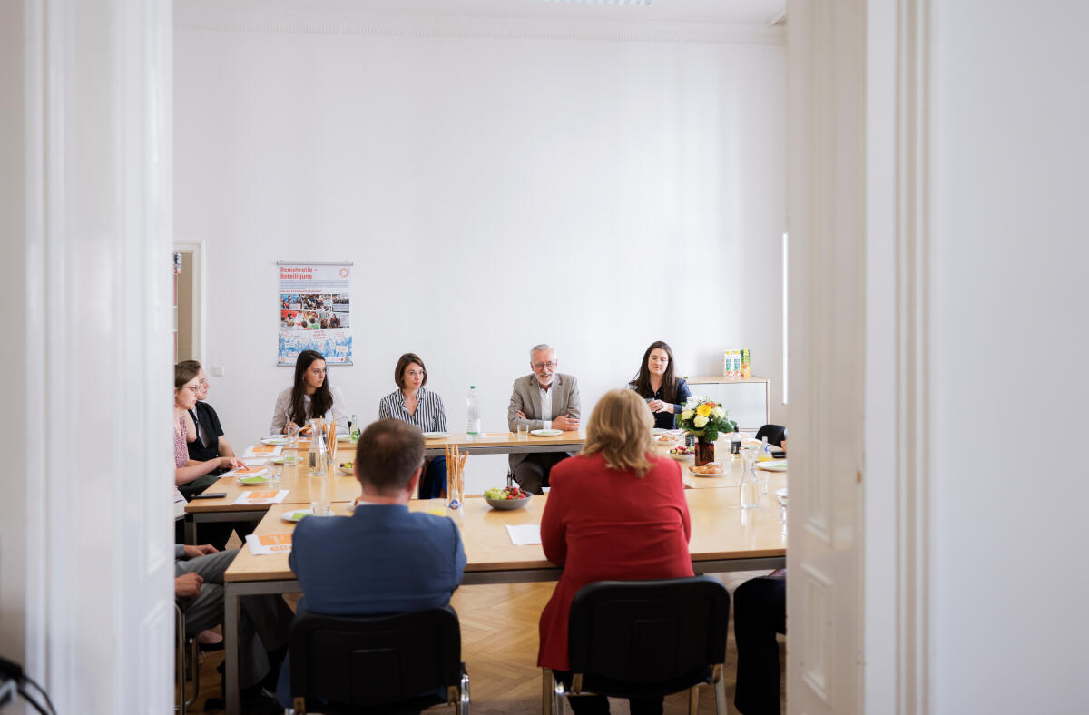 Bas, Bärbel Bundestagspräsidentin Bärbel Bas, SPD, MdB, reist nach Wien (Österreich). Hier Blick in den Raum während des Gesprächs mit dem wissenschaftlichen Direktor des Demokratiezentrums, Prof. Dr. Dirk Lange.