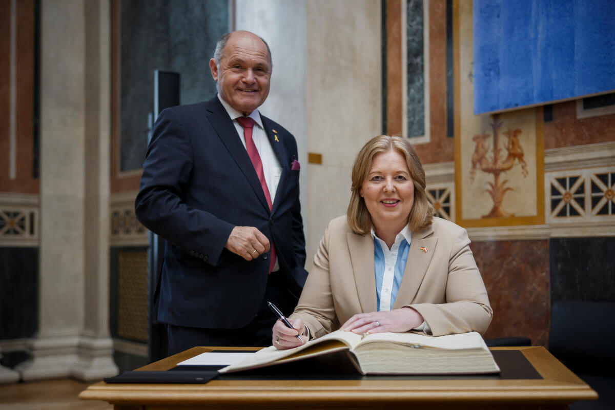 Bundestagspräsidentin Bärbel Bas (r), SPD, MdB, reist nach Wien (Österreich). Hier beim Eintrag ins Gästebuch mit dem Nationalratspräsidenten Österreichs, Wolfgang Sobotka (l). Bas, Bärbel Bundestagspräsidentin Bärbel Bas (r), SPD, MdB, reist nach Wien (Österreich). Hier beim Eintrag ins Gästebuch mit dem Nationalratspräsidenten Österreichs, Wolfgang Sobotka (l).