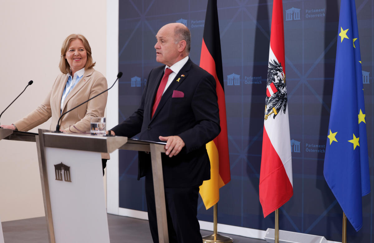 Bundestagspräsidentin Bärbel Bas (l), SPD, MdB, reist nach Wien (Österreich). Hier während des gemeinsamen Pressestatements mit dem Nationalratspräsident Österreichs, Wolfgang Sobotka (r). Bas, Bärbel Bundestagspräsidentin Bärbel Bas (l), SPD, MdB, reist nach Wien (Österreich). Hier während des gemeinsamen Pressestatements mit dem Nationalratspräsident Österreichs, Wolfgang Sobotka (r).