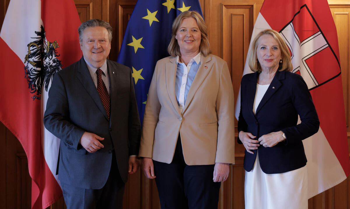 Bundestagspräsidentin Bärbel Bas (m), SPD, MdB, reist nach Wien (Österreich). Hier ein Gruppenfoto mit der zweiten Präsidentin des Nationalrates und stellvertretenden Bundesparteivorsitzenden der Sozialdemokratischen Partei Österreichs (SPÖ), Doris Bures (r), und dem Bürgermeister und Landeshauptmann der Stadt Wien, Dr. Michael Ludwig (l). Bas, Bärbel Bundestagspräsidentin Bärbel Bas (m), SPD, MdB, reist nach Wien (Österreich). Hier ein Gruppenfoto mit der zweiten Präsidentin des Nationalrates und stellvertretenden Bundesparteivorsitzenden der Sozialdemokratischen Partei Österreichs (SPÖ), Doris Bures (r), und dem Bürgermeister und Landeshauptmann der Stadt Wien, Dr. Michael Ludwig (l).
