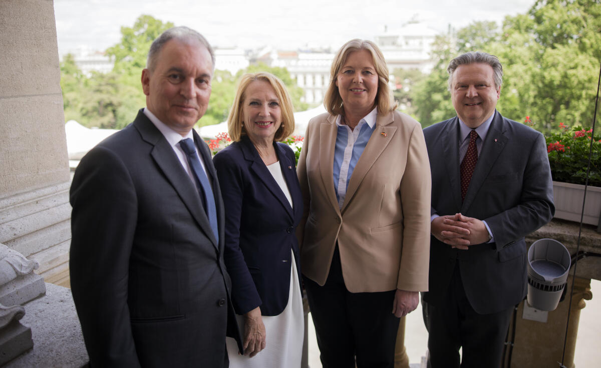 Bundestagspräsidentin Bärbel Bas (3vl), SPD, MdB, reist nach Wien (Österreich). Hier ein Gruppenfoto mit dem Botschafter der Bundesrepublik Deutschland in Österreich Vito Cecere (l), der zweiten Präsidentin des Nationalrates und stellvertretenden Bundesparteivorsitzenden der Sozialdemokratischen Partei Österreichs (SPÖ), Doris Bures (2vl), und dem Bürgermeister und Landeshauptmann der Stadt Wien, Dr. Michael Ludwig (r). Bas, Bärbel Bundestagspräsidentin Bärbel Bas (3vl), SPD, MdB, reist nach Wien (Österreich). Hier ein Gruppenfoto mit dem Botschafter der Bundesrepublik Deutschland in Österreich Vito Cecere (l), der zweiten Präsidentin des Nationalrates und stellvertretenden Bundesparteivorsitzenden der Sozialdemokratischen Partei Österreichs (SPÖ), Doris Bures (2vl), und dem Bürgermeister und Landeshauptmann der Stadt Wien, Dr. Michael Ludwig (r).