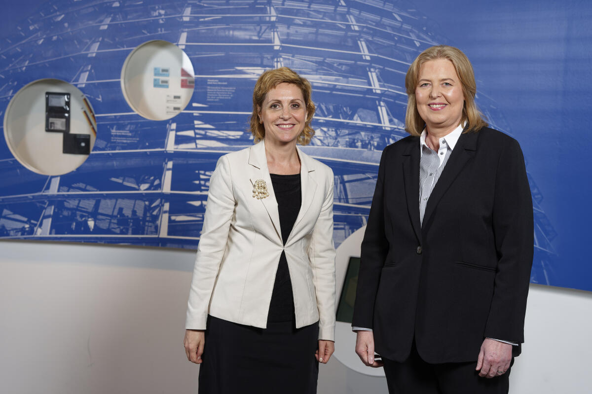 Bundestagspräsidentin Bas (r) empfängt die neu akkreditierten Mitglieder des Diplomatischen Korps in der Parlamentshistorischen Ausstellung im Deutschen Dom. Hier mit Adia Sakiqi (l), Republik Albanien. Bas, Bärbel Bundestagspräsidentin Bas (r) empfängt die neu akkreditierten Mitglieder des Diplomatischen Korps in der Parlamentshistorischen Ausstellung im Deutschen Dom. Hier mit Adia Sakiqi (l), Republik Albanien.