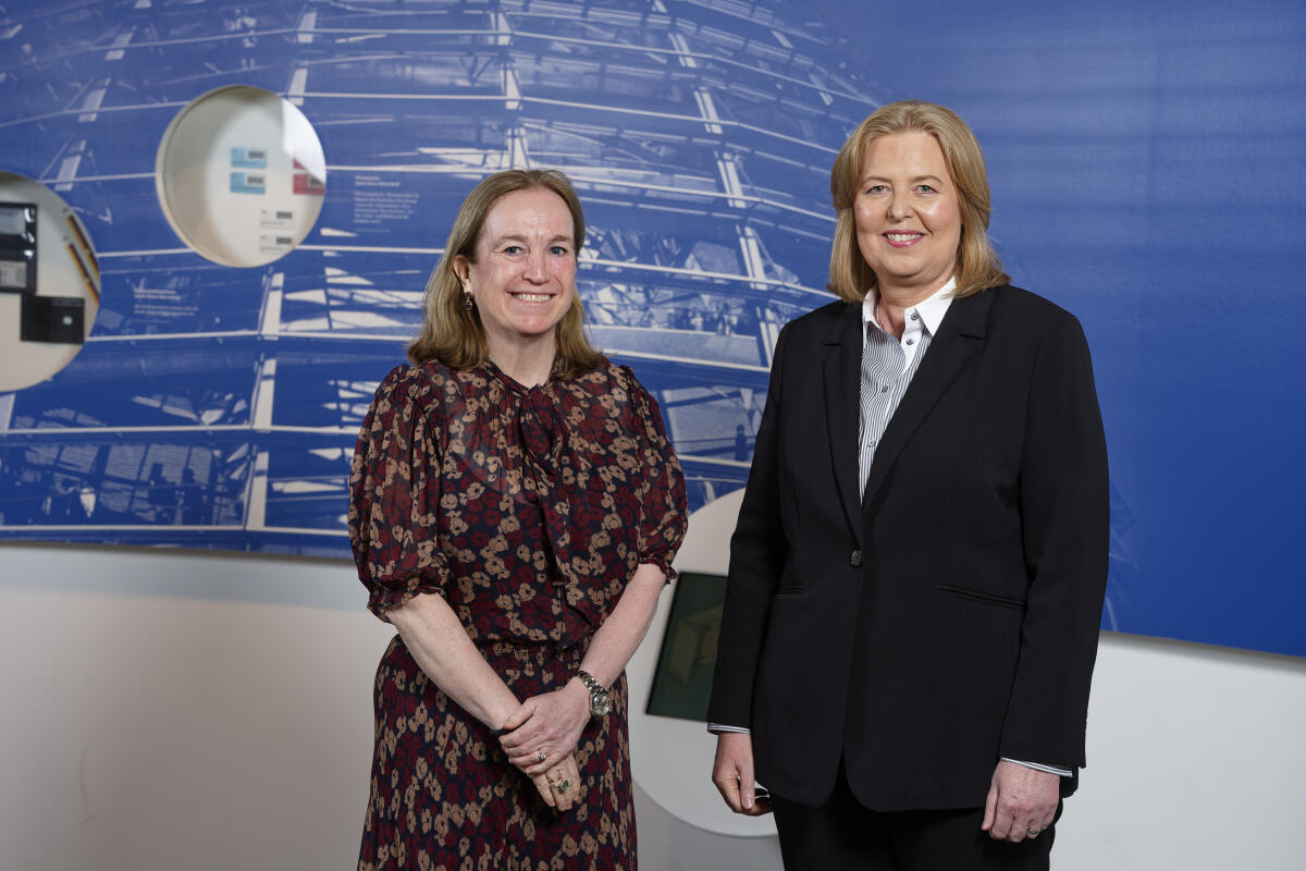 Bas, Bärbel Bundestagspräsidentin Bas (r) empfängt die neu akkreditierten Mitglieder des Diplomatischen Korps in der Parlamentshistorischen Ausstellung im Deutschen Dom. Hier mit Laila Hilde Stenseng (l), Königreich Norwegen.