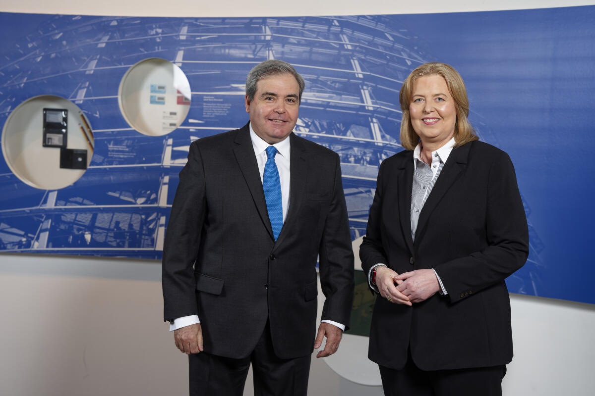 Bundestagspräsidentin Bas (r) empfängt die neu akkreditierten Mitglieder des Diplomatischen Korps in der Parlamentshistorischen Ausstellung im Deutschen Dom. Hier mit Fernando Miguel Lopez Fabregat (l), Republik Östlich des Uruguay. Bas, Bärbel Bundestagspräsidentin Bas (r) empfängt die neu akkreditierten Mitglieder des Diplomatischen Korps in der Parlamentshistorischen Ausstellung im Deutschen Dom. Hier mit Fernando Miguel Lopez Fabregat (l), Republik Östlich des Uruguay.