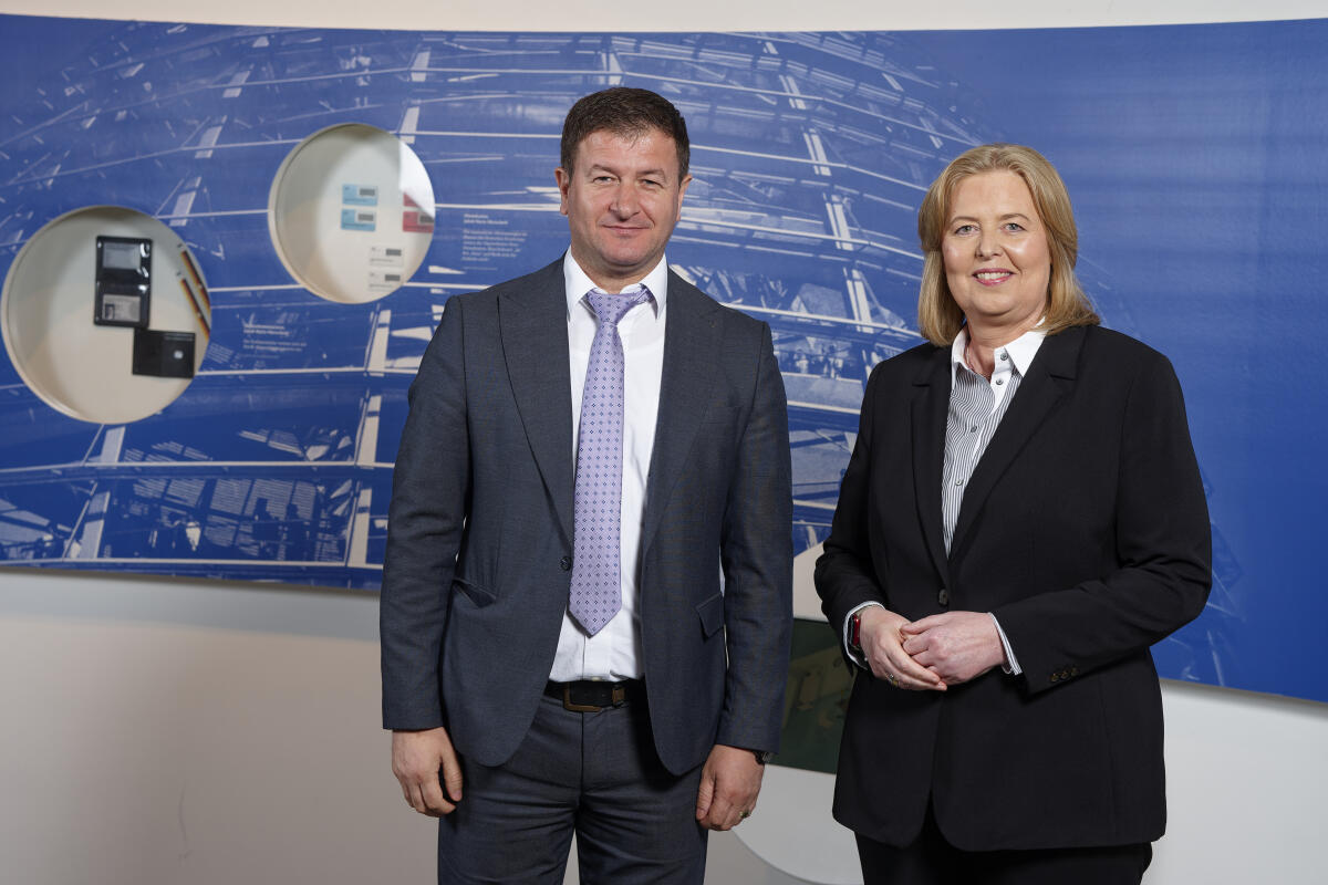 Bas, Bärbel Bundestagspräsidentin Bas (r) empfängt die neu akkreditierten Mitglieder des Diplomatischen Korps in der Parlamentshistorischen Ausstellung im Deutschen Dom. Hier mit Ylber Sela (l), Republik Nordmazedonien.