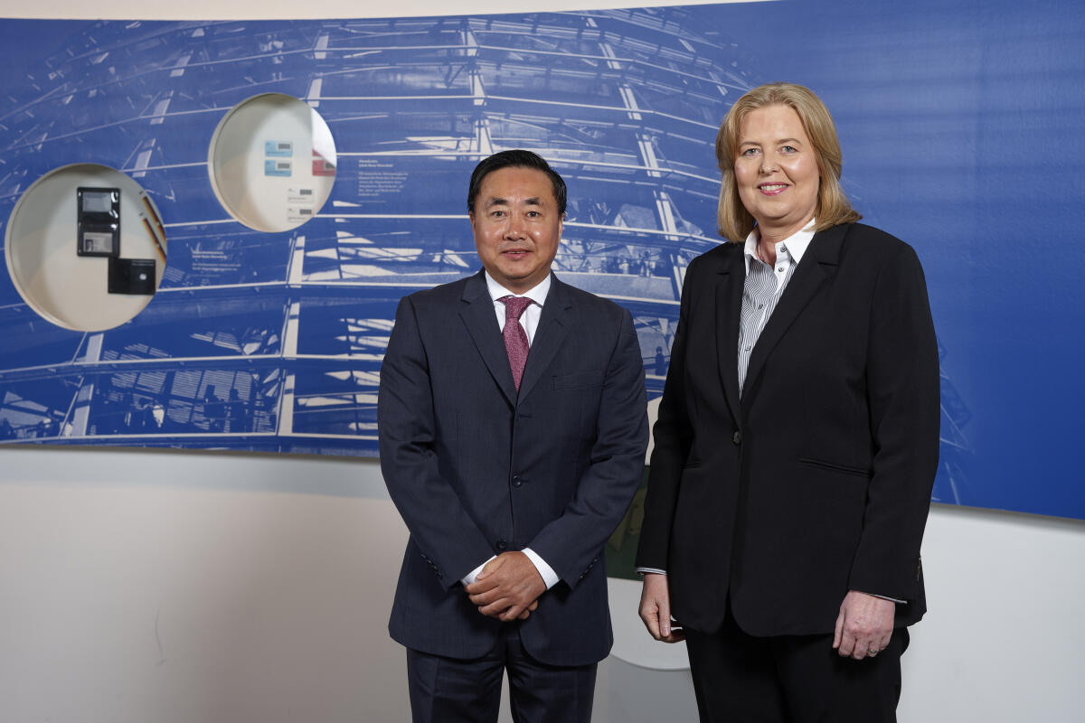Bundestagspräsidentin Bas (r) empfängt die neu akkreditierten Mitglieder des Diplomatischen Korps in der Parlamentshistorischen Ausstellung im Deutschen Dom. Hier mit Thyra Chheang (l), Königreich Kambodscha. Bas, Bärbel Bundestagspräsidentin Bas (r) empfängt die neu akkreditierten Mitglieder des Diplomatischen Korps in der Parlamentshistorischen Ausstellung im Deutschen Dom. Hier mit Thyra Chheang (l), Königreich Kambodscha.