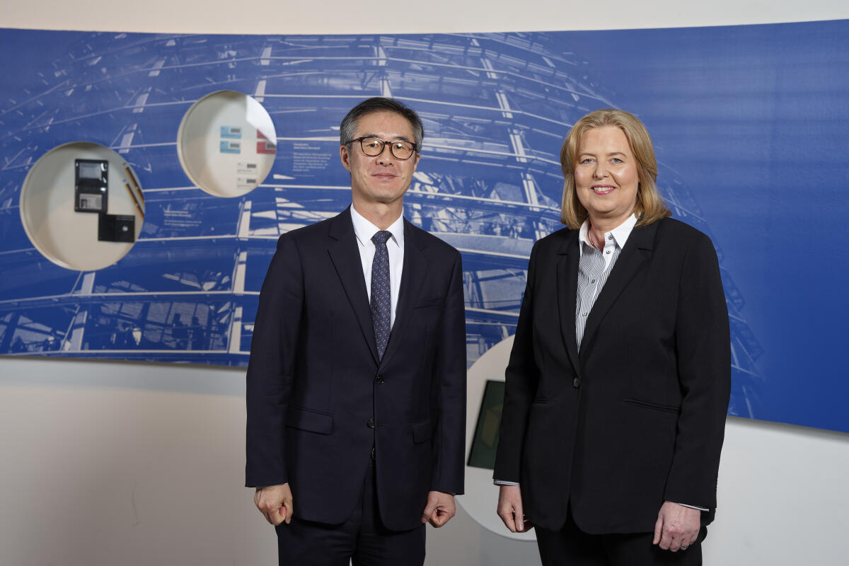 Bundestagspräsidentin Bas (r) empfängt die neu akkreditierten Mitglieder des Diplomatischen Korps in der Parlamentshistorischen Ausstellung im Deutschen Dom. Hier mit SANG-BEOM Lim (l), Republik Korea. Bas, Bärbel Bundestagspräsidentin Bas (r) empfängt die neu akkreditierten Mitglieder des Diplomatischen Korps in der Parlamentshistorischen Ausstellung im Deutschen Dom. Hier mit SANG-BEOM Lim (l), Republik Korea.