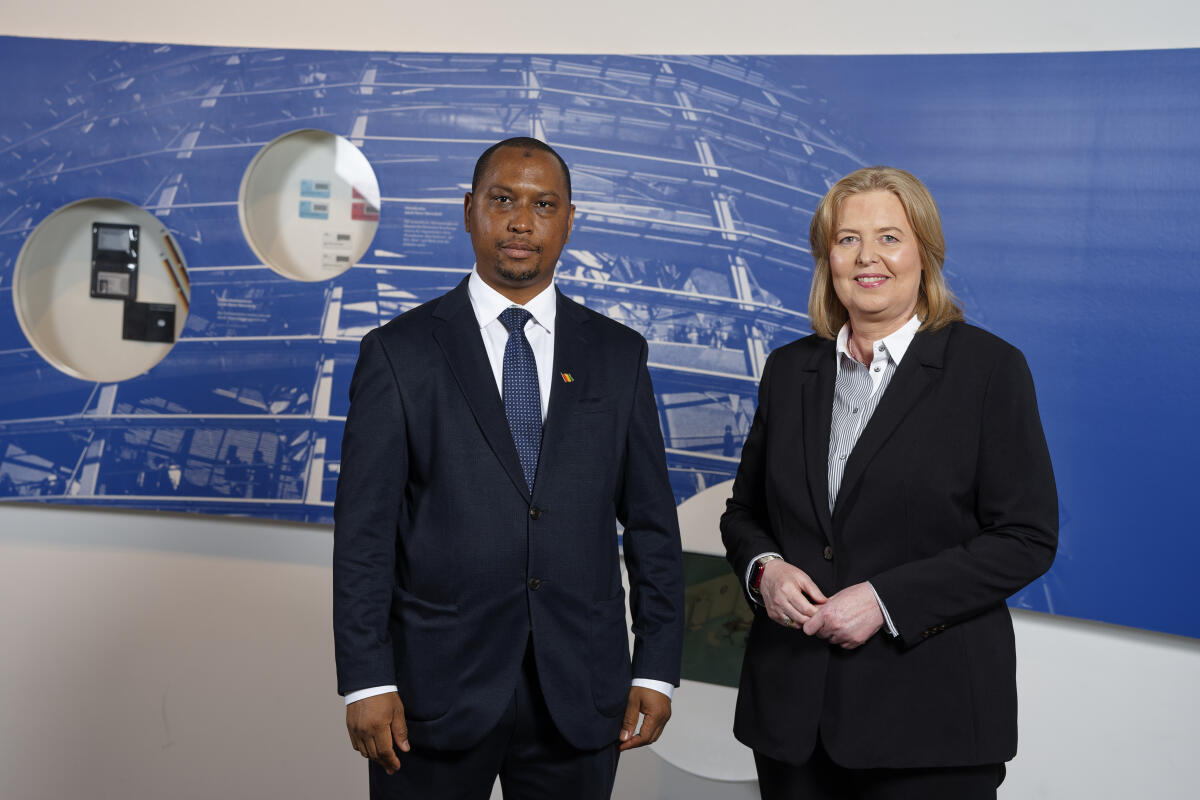 Bas, Bärbel Bundestagspräsidentin Bas (r) empfängt die neu akkreditierten Mitglieder des Diplomatischen Korps in der Parlamentshistorischen Ausstellung im Deutschen Dom. Hier mit Aliou Barry (l), Republik Guinea.