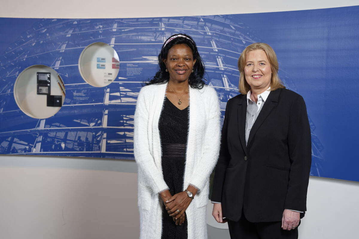 Bundestagspräsidentin Bas (r) empfängt die neu akkreditierten Mitglieder des Diplomatischen Korps in der Parlamentshistorischen Ausstellung im Deutschen Dom. Hier mit Stella Mokaya Orina (l), Republik Kenia. Bas, Bärbel Bundestagspräsidentin Bas (r) empfängt die neu akkreditierten Mitglieder des Diplomatischen Korps in der Parlamentshistorischen Ausstellung im Deutschen Dom. Hier mit Stella Mokaya Orina (l), Republik Kenia.