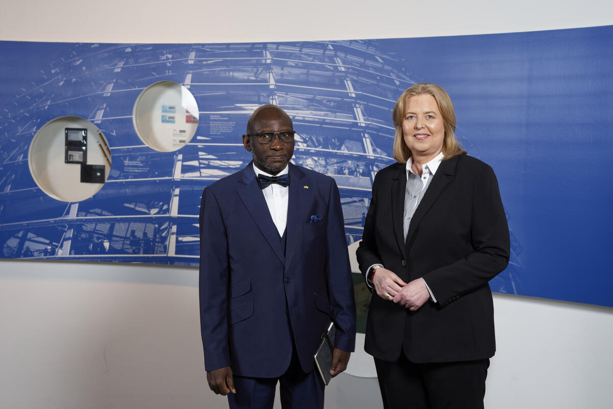 Bas, Bärbel Bundestagspräsidentin Bas (r) empfängt die neu akkreditierten Mitglieder des Diplomatischen Korps in der Parlamentshistorischen Ausstellung im Deutschen Dom. Hier mit Cheick Mahamadou Chérif Keïta (l), Republik Mali.