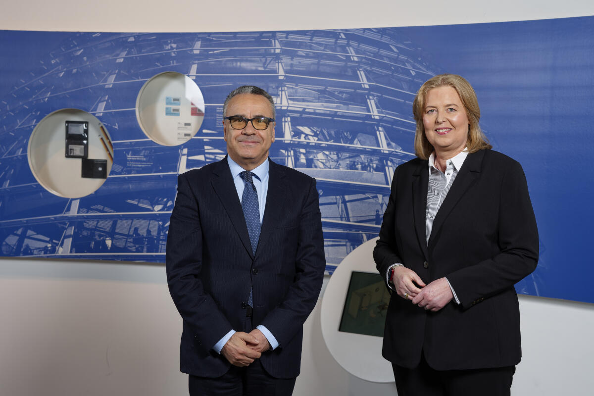 Bundestagspräsidentin Bas (r) empfängt die neu akkreditierten Mitglieder des Diplomatischen Korps in der Parlamentshistorischen Ausstellung im Deutschen Dom. Hier mit Wacef Chiha (l), Tunesische Republik. Bas, Bärbel Bundestagspräsidentin Bas (r) empfängt die neu akkreditierten Mitglieder des Diplomatischen Korps in der Parlamentshistorischen Ausstellung im Deutschen Dom. Hier mit Wacef Chiha (l), Tunesische Republik.