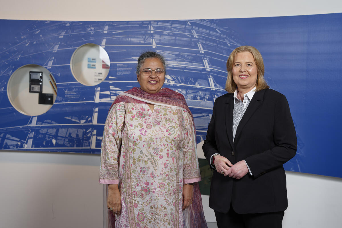 Bundestagspräsidentin Bas (r) empfängt die neu akkreditierten Mitglieder des Diplomatischen Korps in der Parlamentshistorischen Ausstellung im Deutschen Dom. Hier mit Saqlain Syedah (l), Islamische Republik Pakistan. Bas, Bärbel Bundestagspräsidentin Bas (r) empfängt die neu akkreditierten Mitglieder des Diplomatischen Korps in der Parlamentshistorischen Ausstellung im Deutschen Dom. Hier mit Saqlain Syedah (l), Islamische Republik Pakistan.