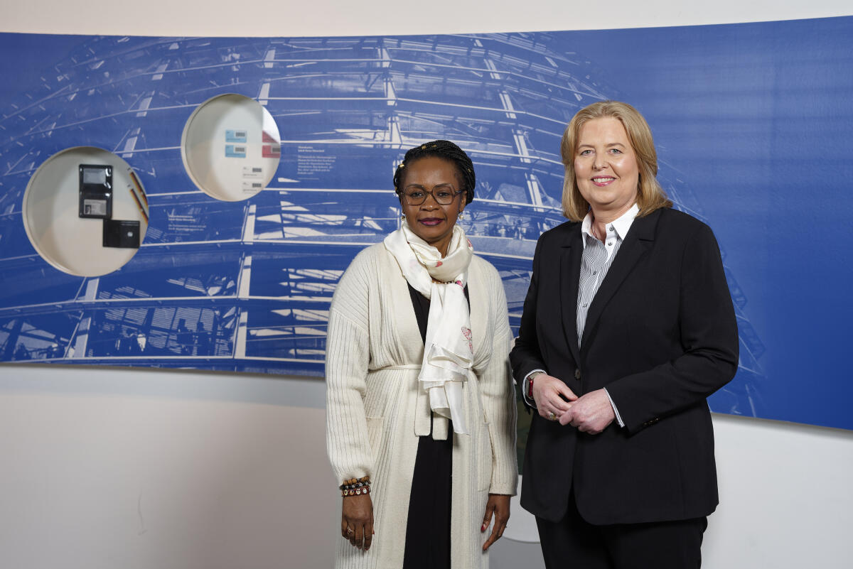 Bundestagspräsidentin Bas (r) empfängt die neu akkreditierten Mitglieder des Diplomatischen Korps in der Parlamentshistorischen Ausstellung im Deutschen Dom. Hier mit Edith Antoinette Itoua (l), Republik Kongo. Bas, Bärbel Bundestagspräsidentin Bas (r) empfängt die neu akkreditierten Mitglieder des Diplomatischen Korps in der Parlamentshistorischen Ausstellung im Deutschen Dom. Hier mit Edith Antoinette Itoua (l), Republik Kongo.