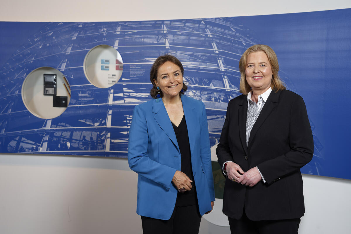 Bundestagspräsidentin Bas (r) empfängt die neu akkreditierten Mitglieder des Diplomatischen Korps in der Parlamentshistorischen Ausstellung im Deutschen Dom. Hier mit Vinciane Jeanne Marie-Joyeuse d'Harcourt ép. von Westphalen (l), Souveräner Malteser Ritterorden. Bas, Bärbel Bundestagspräsidentin Bas (r) empfängt die neu akkreditierten Mitglieder des Diplomatischen Korps in der Parlamentshistorischen Ausstellung im Deutschen Dom. Hier mit Vinciane Jeanne Marie-Joyeuse d'Harcourt ép. von Westphalen (l), Souveräner Malteser Ritterorden.