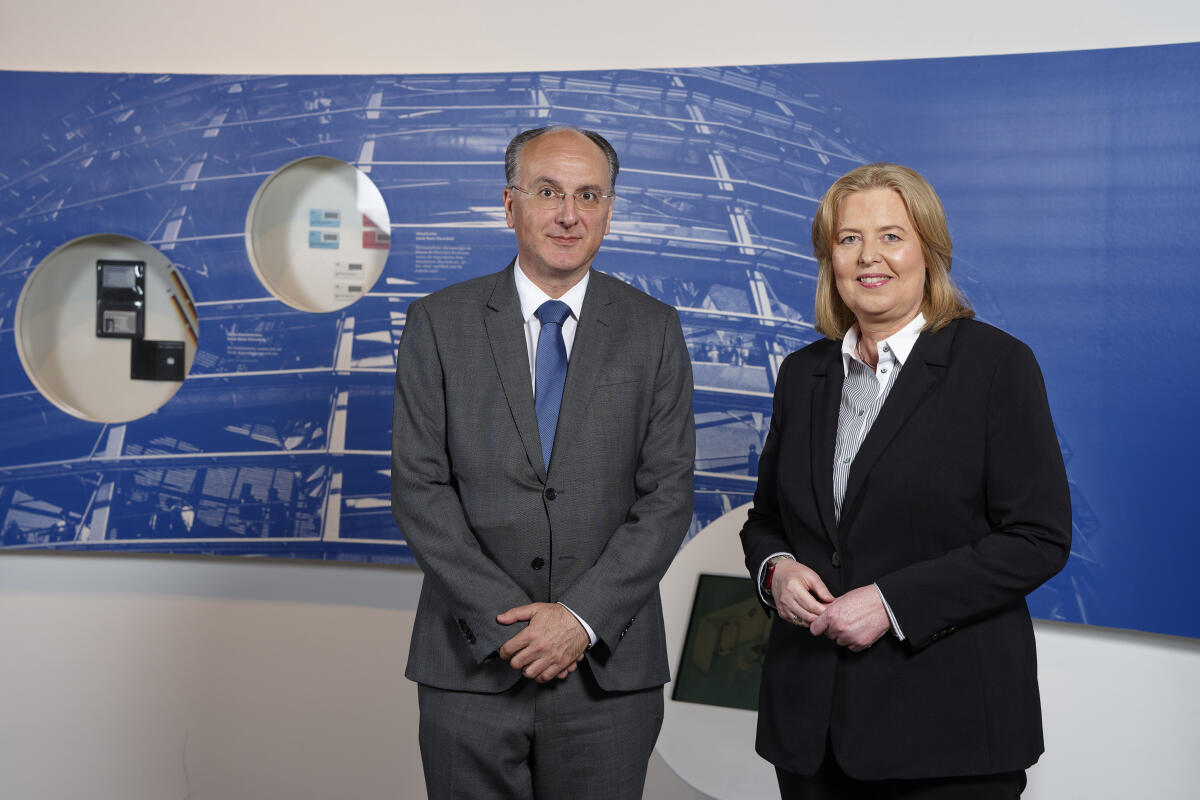 Bundestagspräsidentin Bas (r) empfängt die neu akkreditierten Mitglieder des Diplomatischen Korps in der Parlamentshistorischen Ausstellung im Deutschen Dom. Hier mit Damir Arnaut (l), Bosnien und Herzegowina. Bas, Bärbel Bundestagspräsidentin Bas (r) empfängt die neu akkreditierten Mitglieder des Diplomatischen Korps in der Parlamentshistorischen Ausstellung im Deutschen Dom. Hier mit Damir Arnaut (l), Bosnien und Herzegowina.