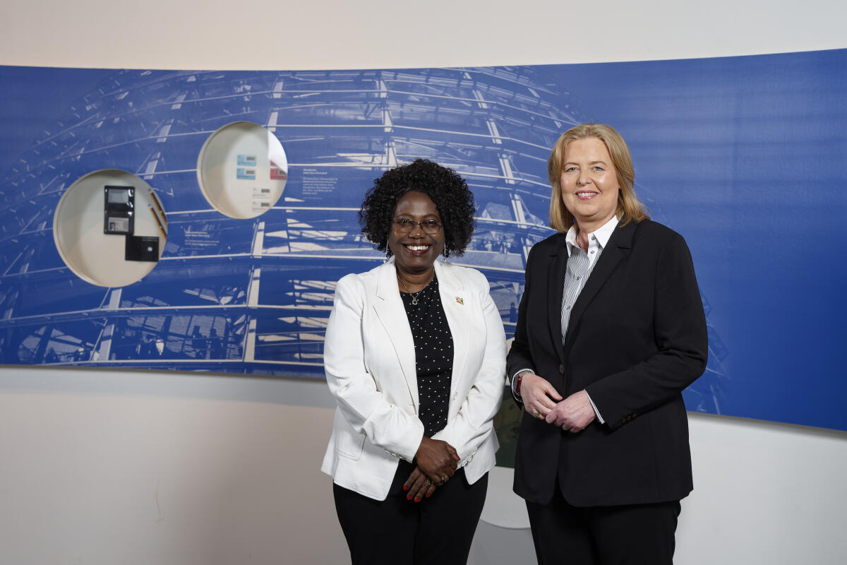 Bundestagspräsidentin Bas (r) empfängt die neu akkreditierten Mitglieder des Diplomatischen Korps in der Parlamentshistorischen Ausstellung im Deutschen Dom. Hier mit Annonciata Sendazirasa (r), Republik Burundi. Bas, Bärbel Bundestagspräsidentin Bas (r) empfängt die neu akkreditierten Mitglieder des Diplomatischen Korps in der Parlamentshistorischen Ausstellung im Deutschen Dom. Hier mit Annonciata Sendazirasa (r), Republik Burundi.