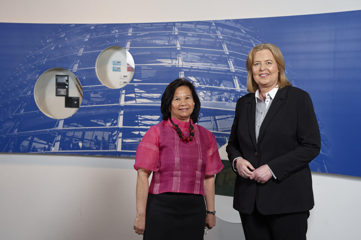 Bundestagspräsidentin Bas (r) empfängt die neu akkreditierten Mitglieder des Diplomatischen Korps in der Parlamentshistorischen Ausstellung im Deutschen Dom. Hier mit Irene Susan Barreiro Natividad (l), Republik der Philippinen. Bas, Bärbel Bundestagspräsidentin Bas (r) empfängt die neu akkreditierten Mitglieder des Diplomatischen Korps in der Parlamentshistorischen Ausstellung im Deutschen Dom. Hier mit Irene Susan Barreiro Natividad (l), Republik der Philippinen.
