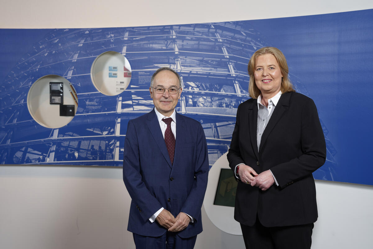 Bundestagspräsidentin Bas (r) empfängt die neu akkreditierten Mitglieder des Diplomatischen Korps in der Parlamentshistorischen Ausstellung im Deutschen Dom. Hier mit Pascual Ignacio Navarro Ríos (l), Königreich Spanien. Bas, Bärbel Bundestagspräsidentin Bas (r) empfängt die neu akkreditierten Mitglieder des Diplomatischen Korps in der Parlamentshistorischen Ausstellung im Deutschen Dom. Hier mit Pascual Ignacio Navarro Ríos (l), Königreich Spanien.