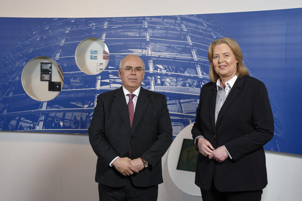 Bundestagspräsidentin Bas (r) empfängt die neu akkreditierten Mitglieder des Diplomatischen Korps in der Parlamentshistorischen Ausstellung im Deutschen Dom. Hier mit Larbi El Hadj Ali (l), Demokratische Volksrepublik Algerien. Bas, Bärbel Bundestagspräsidentin Bas (r) empfängt die neu akkreditierten Mitglieder des Diplomatischen Korps in der Parlamentshistorischen Ausstellung im Deutschen Dom. Hier mit Larbi El Hadj Ali (l), Demokratische Volksrepublik Algerien.