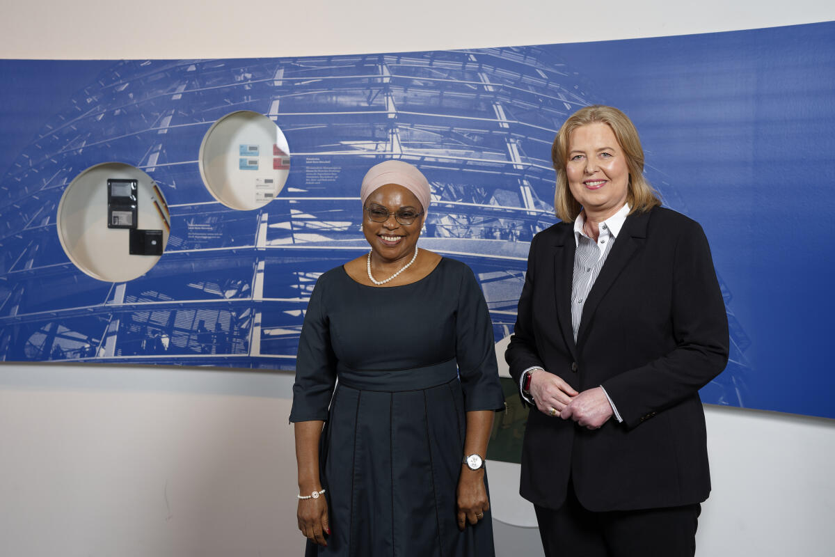 Bundestagspräsidentin Bas (r) empfängt die neu akkreditierten Mitglieder des Diplomatischen Korps in der Parlamentshistorischen Ausstellung im Deutschen Dom. Hier mit Winnie Natala Chibesakunda (l), Republik Sambia. Bas, Bärbel Bundestagspräsidentin Bas (r) empfängt die neu akkreditierten Mitglieder des Diplomatischen Korps in der Parlamentshistorischen Ausstellung im Deutschen Dom. Hier mit Winnie Natala Chibesakunda (l), Republik Sambia.