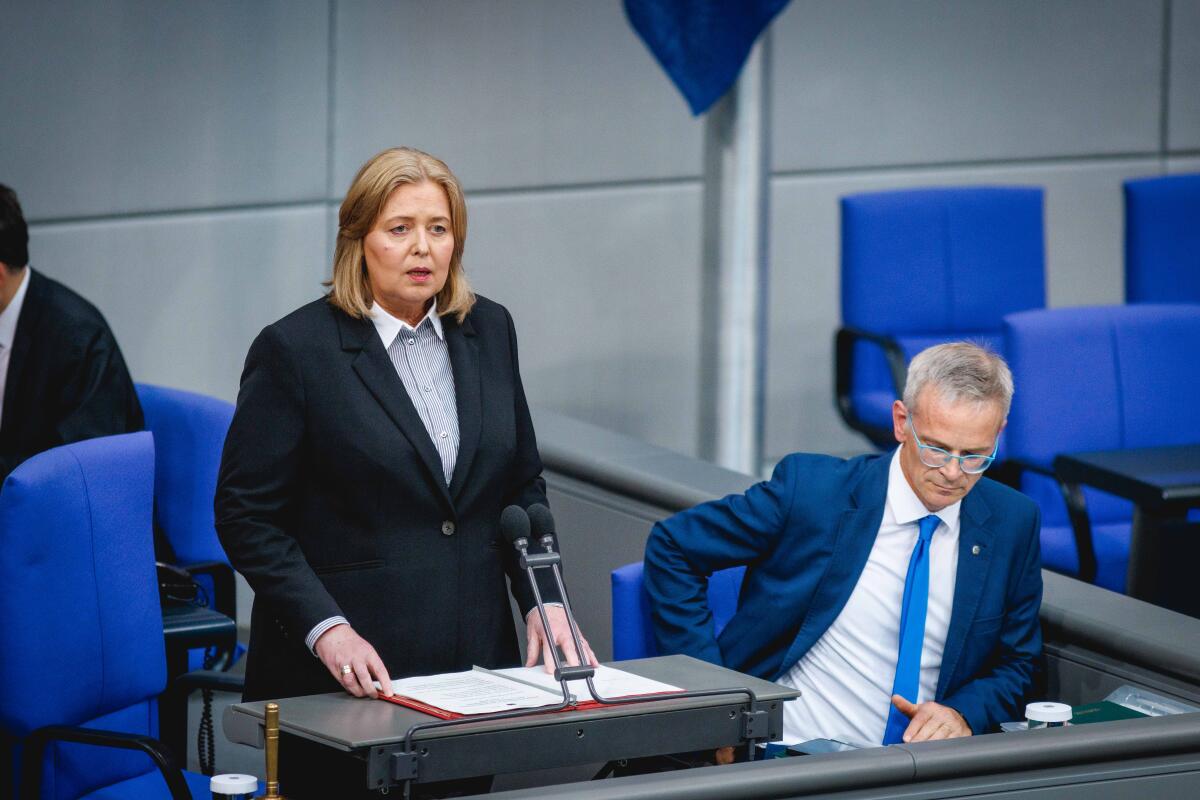 Bundestagspräsidentin Bärbel Bas während ihrer Trauerrede im Plenarsaal des Bundestages zum Anschlag in Mannheim, aufgenommen bei der 171. Bundestagssitzung in Berlin, 05.06.2024. Bas, Bärbel Bundestagspräsidentin Bärbel Bas während ihrer Trauerrede im Plenarsaal des Bundestages zum Anschlag in Mannheim, aufgenommen bei der 171. Bundestagssitzung in Berlin, 05.06.2024.