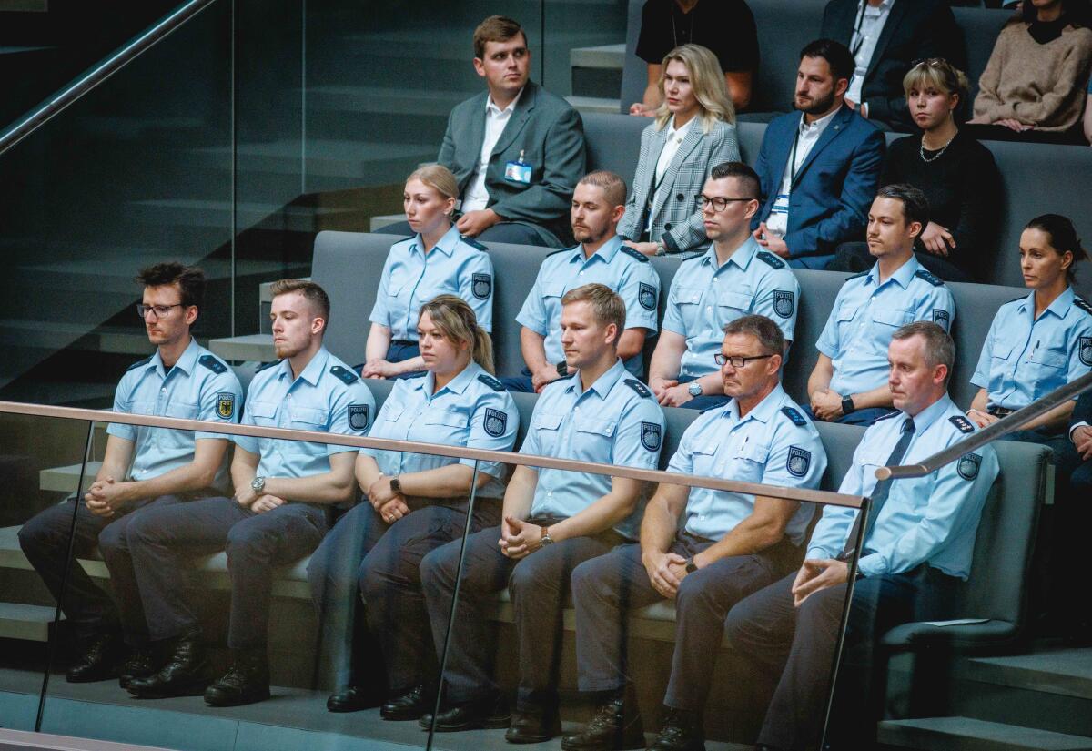 Polizistinnen und Polizisten der Bundestagspolizei sitzen während der Rede der Bundestagspräsidentin auf einer Tribüne im Plenarsaal. Berlin 5.6.2024 Polizistinnen und Polizisten der Bundestagspolizei sitzen während der Rede der Bundestagspräsidentin auf einer Tribüne im Plenarsaal. Berlin 5.6.2024