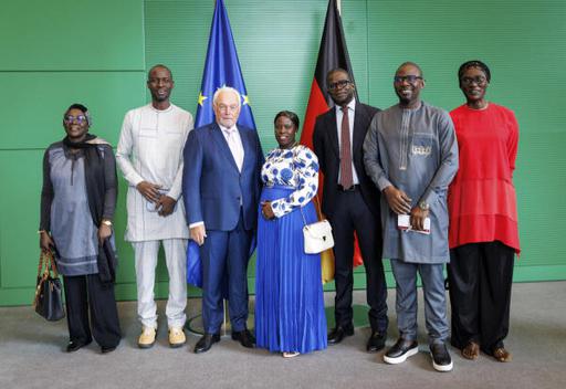 Kubicki, Wolfgang; Ka, Demba; Diallo, Ismaila; Fofana, Nafi; Mbaye, Babacar; Fall, Aminata; Thiam, Khadidiatou Reichstagsgebäude, Präsidialebene
