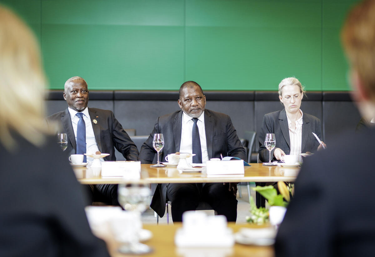 Konate, Sidiki Bundestagsvizepräsidentin Petra Pau, Gruppe Die Linke, MdB, (von hinten rechts), empfängt eine Delegation der ivorisch-deutschen Parlamentariergruppe der Nationalversammlung der Republik Cote d'Ivoirein. Sidiki Konaté, Vizepräsident der Nationalversammlung der Republik Cote d'Ivoirein und Vorsitzender der ivorisch-deutschen Parlamentariergruppe, (Mitte), während des Gespräches.
