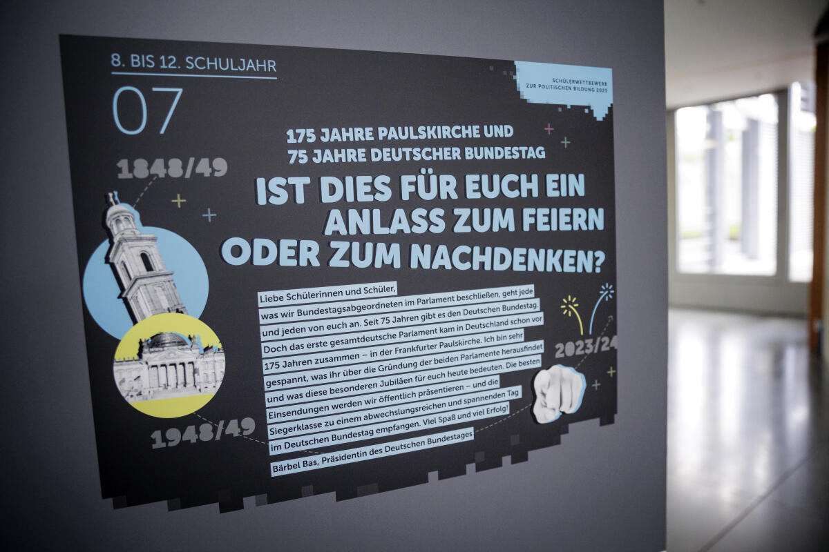  Bundestagspräsidentin Bärbel Bas, SPD, MdB, empfängt die Siegerklasse des Hauptpreises im bundesweiten Schülerwettbewerb des Deutschen Bundestages. Hier Blick auf ein Poster zur Ausschreibung des Schülerwettbewerbs.