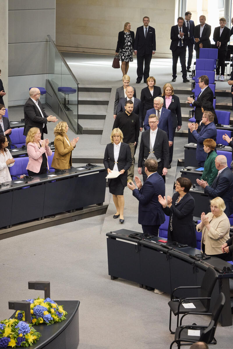 Bas, Bärbel; Schwesig, Manuela Sonderveranstaltung mit dem Staatspräsidenten der Ukraine, Wolodymyr Selenskyj. Hier beim gemeinsamen Gang in dem Plenarsaal (vorne links nach hinten rechts) Staatspräsidenten der Ukraine, Wolodymyr Selenskyj, Bundespräsident Dr. Frank-Walter Steinmeier, Bundeskanzler Olaf Scholz, SPD, MdB, Bundestagspräsidentin Bärbel Bas, SPD, MdB,   Bundesratspräsidentin und Ministerpräsidentin von Mecklenburg-Vorpommern Manuela Schwesig, SPD, und Richterin des Bundesverfassungsgerichts, Prof. Dr. Christine Langenfeld.