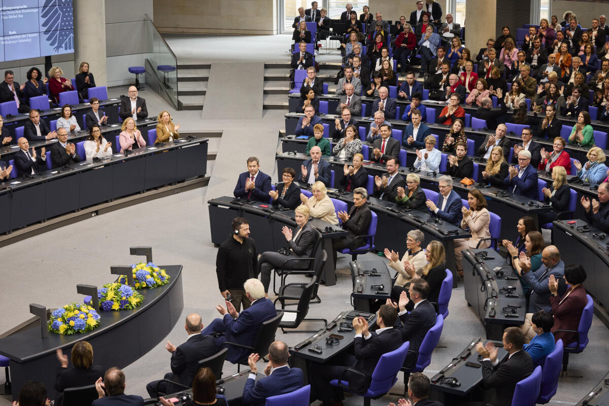Sonderveranstaltung mit dem Staatspräsidenten der Ukraine, Wolodymyr Selenskyj. Blick in den Plenarsaal zu Beginn der Plenarsonderveranstaltung. Sonderveranstaltung mit dem Staatspräsidenten der Ukraine, Wolodymyr Selenskyj. Blick in den Plenarsaal zu Beginn der Plenarsonderveranstaltung.