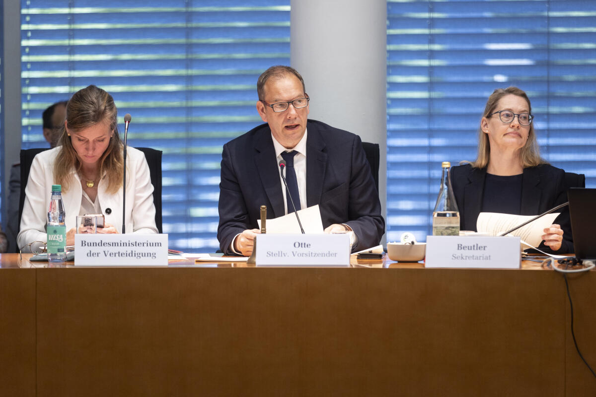 Wahl eines neuen Vorsitzenden des Verteidigungsausschusses gemäß § 58 GO-BT. Hier der stellvertretende Ausschussvorsitzende Henning Otte (m), CDU/CSU, MdB, bei der Leitung des Wahlvorganges. Der neue Vorsitzende ist Dr. Marcus Faber, FDP, MdB. Er löst die bisherige Vorsitzende Dr. Marie-Agnes Strack-Zimmermann, FDP, MdB, ab, die am 9. Juni 2024 zum Mitglied des Europäischen Parlaments gewählt worden ist. Otte, Henning Wahl eines neuen Vorsitzenden des Verteidigungsausschusses gemäß § 58 GO-BT. Hier der stellvertretende Ausschussvorsitzende Henning Otte (m), CDU/CSU, MdB, bei der Leitung des Wahlvorganges. Der neue Vorsitzende ist Dr. Marcus Faber, FDP, MdB. Er löst die bisherige Vorsitzende Dr. Marie-Agnes Strack-Zimmermann, FDP, MdB, ab, die am 9. Juni 2024 zum Mitglied des Europäischen Parlaments gewählt worden ist.