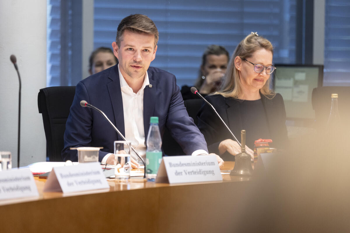 Wahl eines neuen Vorsitzenden des Verteidigungsausschusses gemäß § 58 GO-BT. Hier der neue Vorsitzende Dr. Marcus Faber (l), FDP, MdB. Er löst die bisherige Vorsitzende Dr. Marie-Agnes Strack-Zimmermann, FDP, MdB, ab, die am 9. Juni 2024 zum Mitglied des Europäischen Parlaments gewählt worden ist. Faber, Marcus Wahl eines neuen Vorsitzenden des Verteidigungsausschusses gemäß § 58 GO-BT. Hier der neue Vorsitzende Dr. Marcus Faber (l), FDP, MdB. Er löst die bisherige Vorsitzende Dr. Marie-Agnes Strack-Zimmermann, FDP, MdB, ab, die am 9. Juni 2024 zum Mitglied des Europäischen Parlaments gewählt worden ist.