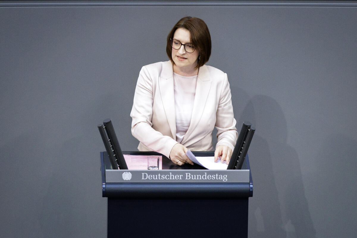 Laura Kraft, Bündnis 90/Die Grünen, MdB, hält eine Rede zum Tagesordnungspunkt 7 " Änderung des Bundesausbildungsförderungsgesetzes" im Plenum. Kraft, Laura Laura Kraft, Bündnis 90/Die Grünen, MdB, hält eine Rede zum Tagesordnungspunkt 7 " Änderung des Bundesausbildungsförderungsgesetzes" im Plenum.